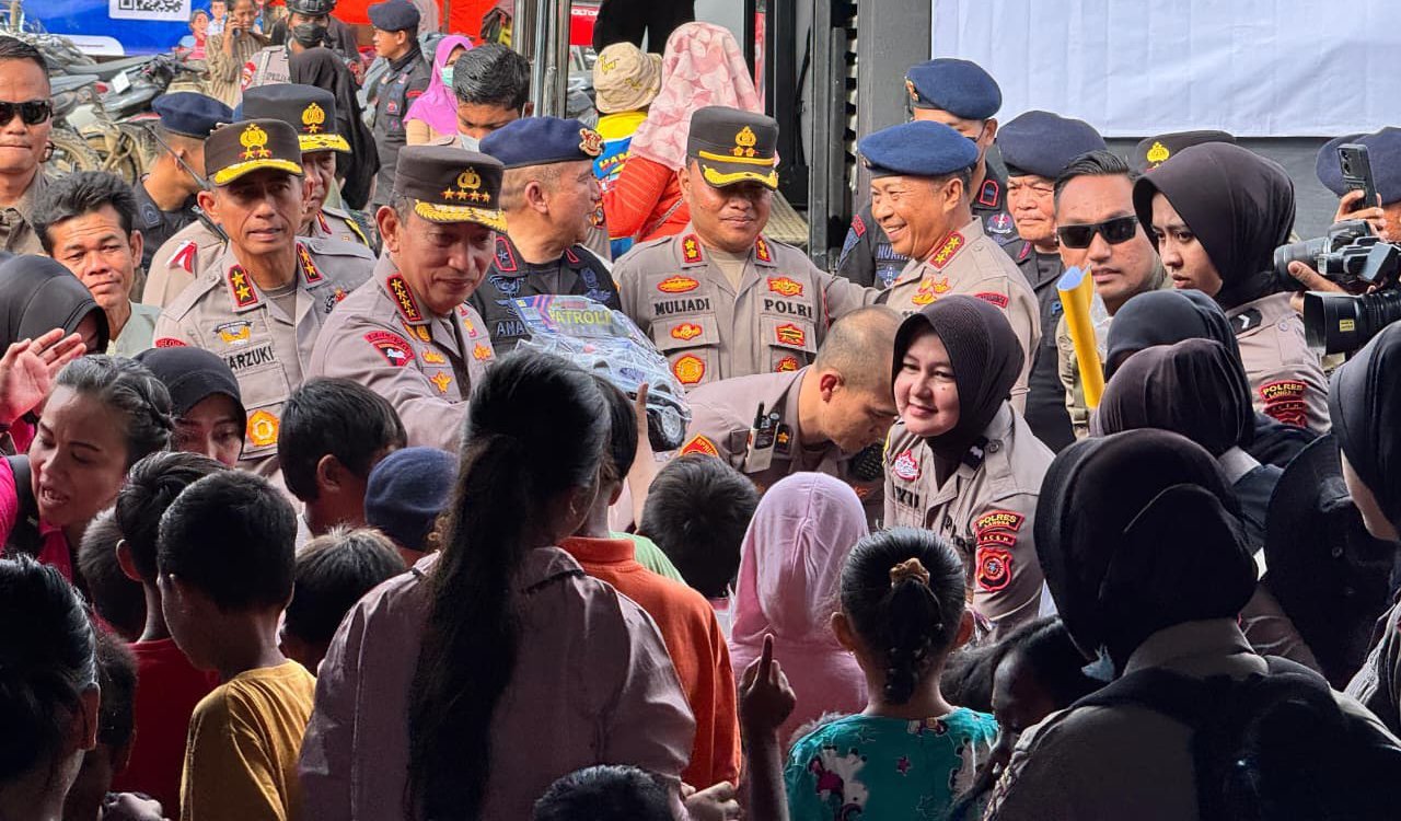 Kapolri Jenderal Listyo Sigit Prabowo memantau langsung pembersihan SDN 01 Karangbaru dan Masjid Syuhada bersama personel Polri dan warga di Aceh Tamiang, Kamis (11/12/2025).