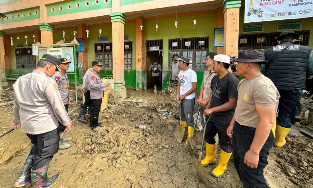 Kapolri Tinjau Posko Pengungsian di Aceh Tamiang, Salurkan Bantuan Enam Truk untuk Korban Bencana Kapolri Jenderal Listyo Sigit Prabowo meninjau langsung posko pengungsian di Jembatan Kuala Simpang, Aceh Tamiang, sekaligus menyalurkan bantuan untuk korban bencana, Kamis (11/12/2025).