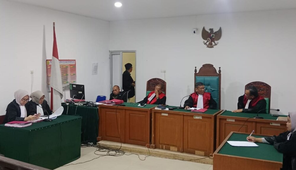 JPU Tuntut Hukuman Mati Dua Kurir Narkoba Jaringan Besar di PN Palembang Situasi ruang sidang PN Palembang saat JPU membacakan tuntutan pidana mati terhadap dua terdakwa kasus narkoba jaringan besar, Basri dan Eko Suseno, Kamis (11/12/2025).