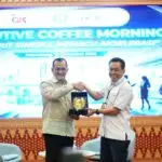 Sekretaris Daerah Provinsi Sumatera Selatan Dr. Drs. H. Edward Candra, M.H bersama Kepala OJK Sumsel Arifin Susanto saat menghadiri Executive Coffee Morning bertema “Merajut Sinergi, Memacu Akselerasi” di Kantor OJK Sumsel, Jumat (12/12/2025), membahas optimalisasi APBD dan penguatan digitalisasi transaksi pemerintah daerah.