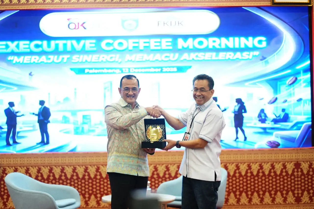 Pemprov Sumsel Optimalkan APBD dan Perkuat Digitalisasi Transaksi Daerah 2025 Sekretaris Daerah Provinsi Sumatera Selatan Dr. Drs. H. Edward Candra, M.H bersama Kepala OJK Sumsel Arifin Susanto saat menghadiri Executive Coffee Morning bertema “Merajut Sinergi, Memacu Akselerasi” di Kantor OJK Sumsel, Jumat (12/12/2025), membahas optimalisasi APBD dan penguatan digitalisasi transaksi pemerintah daerah.
