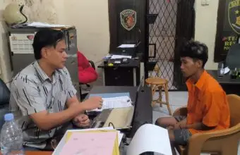 Baru Bebas Kasus Cabul, Remaja 19 Tahun Ini Kembali Beraksi: 11 Motor Warga Palembang Digondol Tersangka M Dika (19), residivis kasus cabul sekaligus pelaku spesialis curanmor 11 TKP, saat diamankan Unit Reskrim Polsek Kalidoni Palembang. (Foto: Istimewa)
