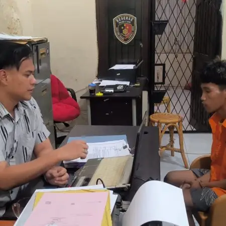 Baru Bebas Kasus Cabul, Remaja 19 Tahun Ini Kembali Beraksi: 11 Motor Warga Palembang Digondol Tersangka M Dika (19), residivis kasus cabul sekaligus pelaku spesialis curanmor 11 TKP, saat diamankan Unit Reskrim Polsek Kalidoni Palembang. (Foto: Istimewa)