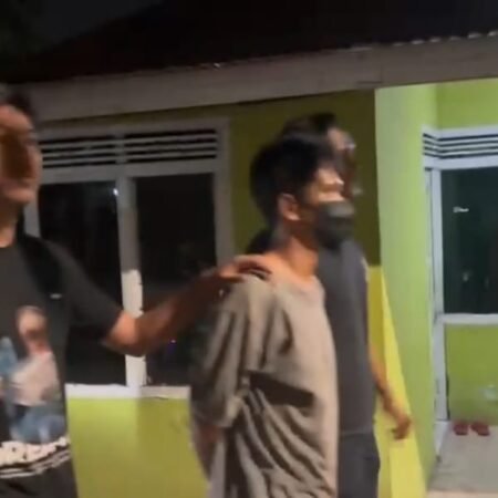Pelaku Utama Penusukan Sopir Truk di Simpang Macan Lindungan Ditangkap Pelaku utama penusukan sopir truk di Simpang Macan Lindungan, Dedek, berhasil diamankan tim gabungan Subdit Jatanras Polda Sumsel, Satreskrim Polrestabes Palembang, dan Unit Reskrim Polsek IB II.