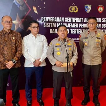 Baharkam Polri Serahkan Sertifikat Audit Sistem Pengamanan Objek Vital Nasional Tahun 2025 Badan Pemelihara Keamanan (Baharkam) Polri secara simbolis menyerahkan Sertifikat Audit Penerapan Sistem Pengamanan Objek Vital Nasional dan Objek Tertentu serta Hotel Tahun 2025 kepada perwakilan BUMN dan perusahaan nasional di Gedung Auditorium Lantai 3 PT PLN (Persero), Senin (15/12/2025).