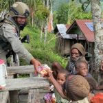 Satgas Operasi Damai Cartenz melaksanakan patroli humanis di Kampung Apom, Distrik Kiwirok, Kabupaten Pegunungan Bintang, Papua Pegunungan, Kamis (11/12/2025).