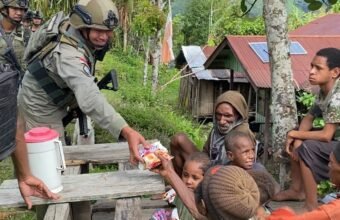 Satgas Operasi Damai Cartenz Kedepankan Pendekatan Humanis Jaga Stabilitas Keamanan Papua Pegunungan Satgas Operasi Damai Cartenz melaksanakan patroli humanis di Kampung Apom, Distrik Kiwirok, Kabupaten Pegunungan Bintang, Papua Pegunungan, Kamis (11/12/2025).