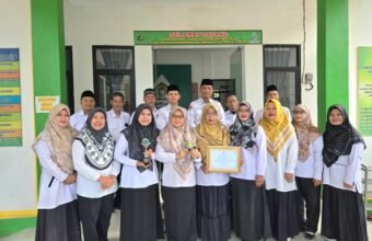 KUA Kecamatan Sukarami, Kota Palembang, menerima penghargaan KUA Ekoteologi pada Anugerah Layanan KUA 2025 di Tangerang, Banten, Jumat (12/12/2025) malam.