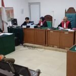 Terdakwa Sutarnedi alias Haji Sutar saat menjalani sidang perdana kasus TPPU dengan tindak pidana asal narkotika di PN Palembang Kelas IA Khusus, Senin (15/12/2025).