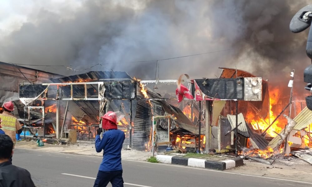 Delapan Warung di Jalan Talang Kerangga Palembang Terbakar Hebat, Diduga Akibat Ledakan Gas Elpiji Kobaran api melahap deretan warung di Jalan Talang Kerangga, Kelurahan Talang Semut, Bukit Kecil, Palembang, Selasa (16/12/2025).