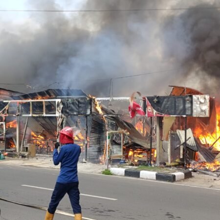 Delapan Warung di Jalan Talang Kerangga Palembang Terbakar Hebat, Diduga Akibat Ledakan Gas Elpiji Kobaran api melahap deretan warung di Jalan Talang Kerangga, Kelurahan Talang Semut, Bukit Kecil, Palembang, Selasa (16/12/2025).