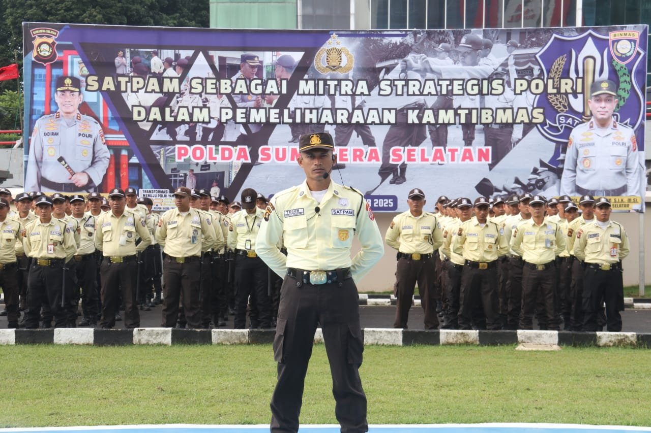 Ribuan Satpam Ikuti Apel Konsolidasi di Mapolda Sumsel, Perkuat Sinergi dengan Polri Jaga Kamtibmas Ribuan personel Satuan Pengamanan (Satpam) dari berbagai perusahaan dan instansi di Sumatera Selatan mengikuti apel konsolidasi yang dipimpin Kapolda Sumsel Irjen Pol Andi Rian R Djajadi di halaman apel Mapolda Sumsel, Rabu (17/12/2025).
