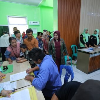 Pemerintah Kota Palembang bersama Baznas Kota Palembang menggelar khitanan massal gratis bagi 100 anak yatim dan dhuafa di Puskesmas Pembina Kelurahan Silabranti, Kecamatan Jakabaring, Kamis (18/12/2025).