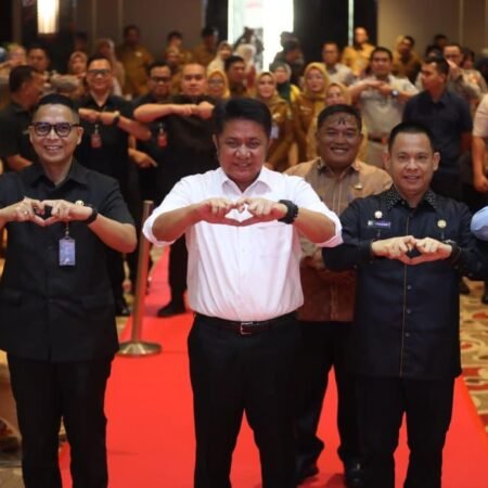 Pajak Bukan Sekadar Target, Herman Deru Tegaskan Perannya sebagai Penopang Pembangunan Sumsel Gubernur Sumatera Selatan Dr. H. Herman Deru membuka Rapat Tim Pembina Samsat dan Rapat P2DD Provinsi Sumsel di Ballroom Grand Atyasa, Kamis (18/12/2025).
