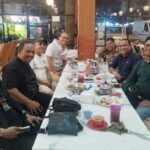 Pendongeng membawakan kisah pala, cengkeh, dan lada Nusantara dalam FDII Main Riang Roadshow 2025 yang diikuti ratusan anak di Palembang.