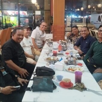 Dongeng Pala dan Cengkeh Warnai FDII Main Riang Roadshow 2025 di Palembang Pendongeng membawakan kisah pala, cengkeh, dan lada Nusantara dalam FDII Main Riang Roadshow 2025 yang diikuti ratusan anak di Palembang.