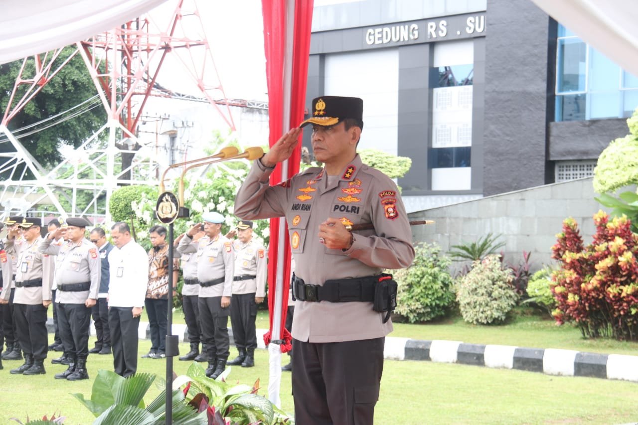 Kapolda Sumsel Irjen Pol Andi Rian R. Djajadi, S.I.K., M.H. memimpin Upacara Peringatan Hari Bela Negara ke-77 Tahun 2025 di Mapolda Sumsel, Jumat (19/12/2025).