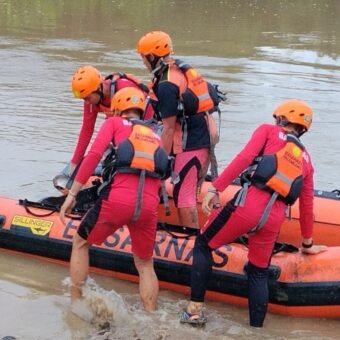 Tim SAR Gabungan menyisir aliran Sungai Lematang, Kabupaten Muara Enim, menggunakan perahu karet dalam upaya pencarian Reno Saputra (32) yang dilaporkan tenggelam usai diduga panik saat melihat kedatangan petugas kepolisian, Kamis (18/12/2025).