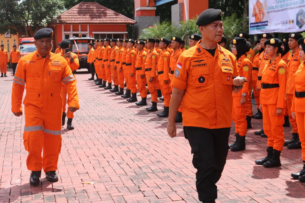 Kepala Basarnas Marsekal Madya TNI Mohammad Syafii memimpin apel kesiapsiagaan pembukaan Siaga SAR Khusus Natal 2025 dan Tahun Baru 2026 di Basarnas Command Center, Jumat (19/12/2025).