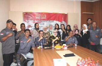 Eva Susanti Perkuat Sinergi dengan PJS Sumsel Lewat Silaturahmi di Palembang Anggota DPD RI sekaligus MPR RI, Hj Eva Susanti SE MM, berfoto bersama Ketua DPD PJS Sumsel Edi Triono, ST dan jajaran pengurus PJS Sumatera Selatan usai silaturahmi yang berlangsung hangat di Kantor Detiksumsel, Jalan Arivai, Kota Palembang, Jumat (20/12/2025).