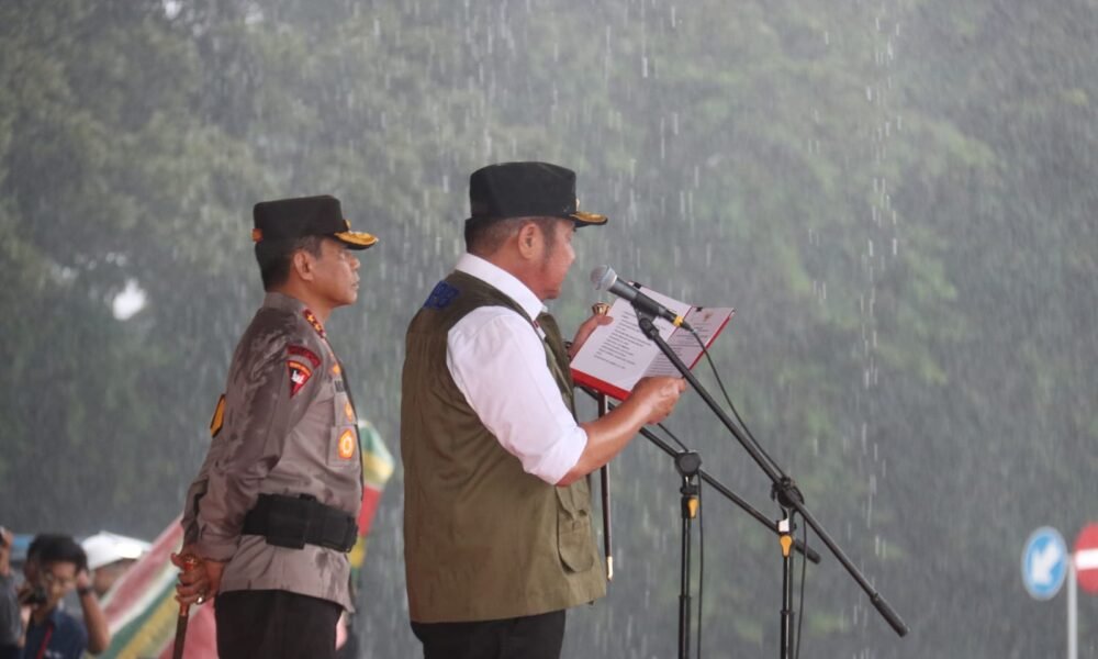 Diguyur Hujan, Polda Sumsel dan Pemprov Gelar Apel Operasi Lilin Musi 2025 Meski diguyur hujan deras, Kapolda Sumsel Irjen Pol Andi Rian R Djajadi bersama Gubernur Sumatera Selatan H Herman Deru memimpin Apel Gelar Pasukan Operasi Lilin Musi 2025 di halaman Griya Agung Palembang, Jumat (19/12/2025).