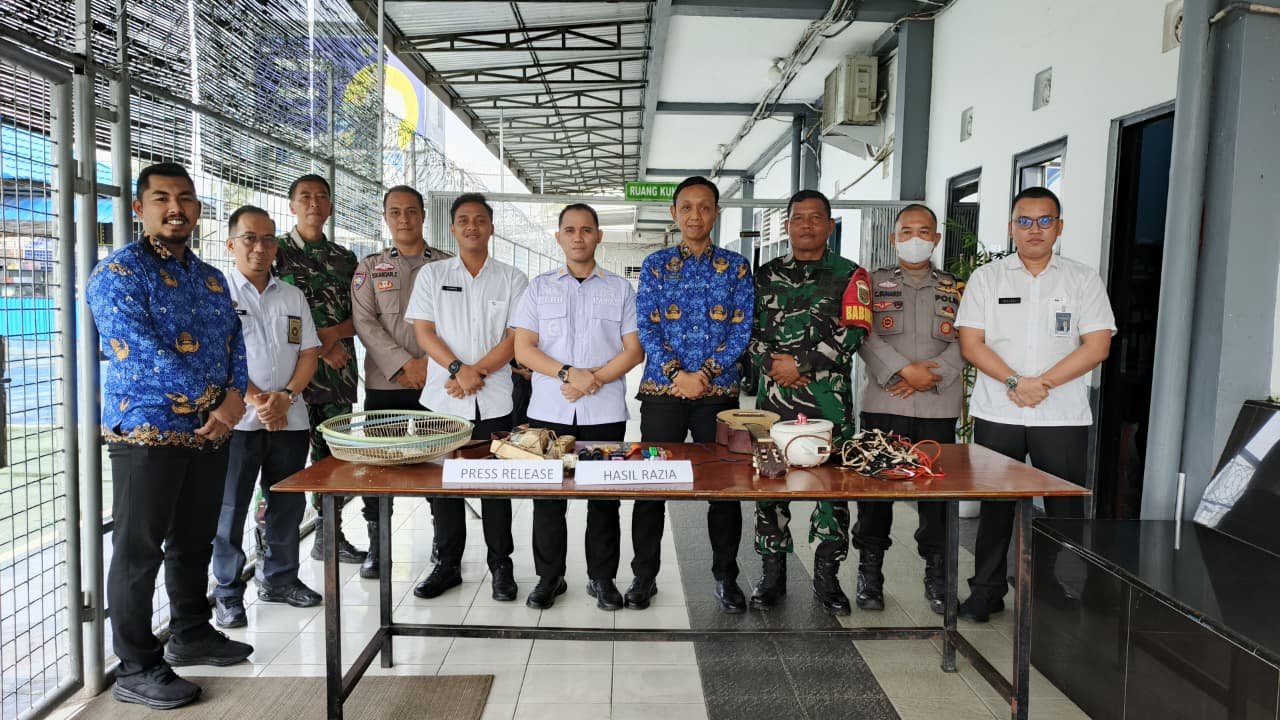 Antisipasi Gangguan Keamanan, Rutan Kelas I Palembang Lakukan Razia Gabungan Petugas mengamankan barang-barang terlarang hasil Razia Gabungan yang digelar Rutan Kelas I Palembang sebagai bentuk komitmen menjaga integritas pemasyarakatan.