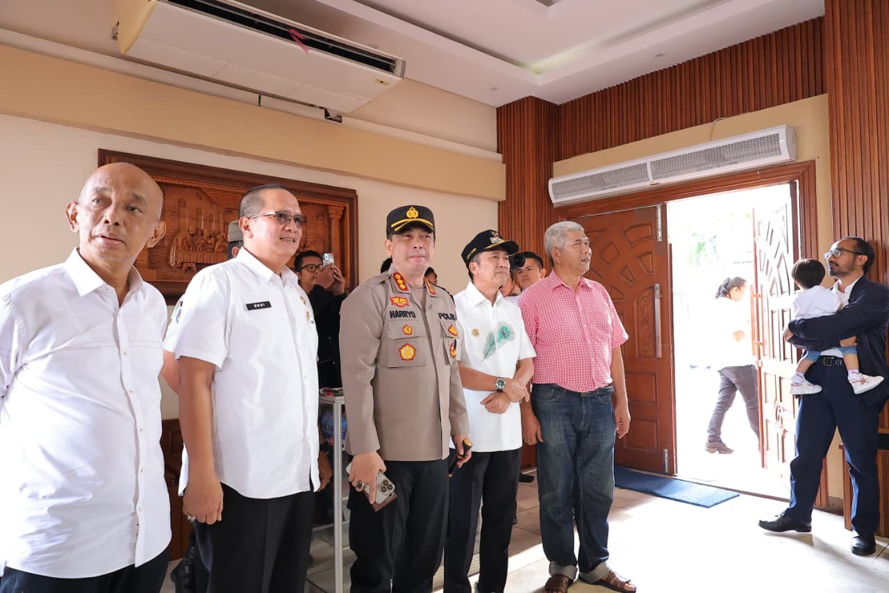 Wali Kota Palembang Ratu Dewa Tinjau Misa Malam Natal 2025, Pastikan Ibadah Aman dan Damai Wali Kota Palembang Ratu Dewa bersama Forkopimda meninjau pelaksanaan misa malam Natal 2025 di Gereja HKBP dan Gereja Hati Kudus Palembang, Rabu (24/12/2025).