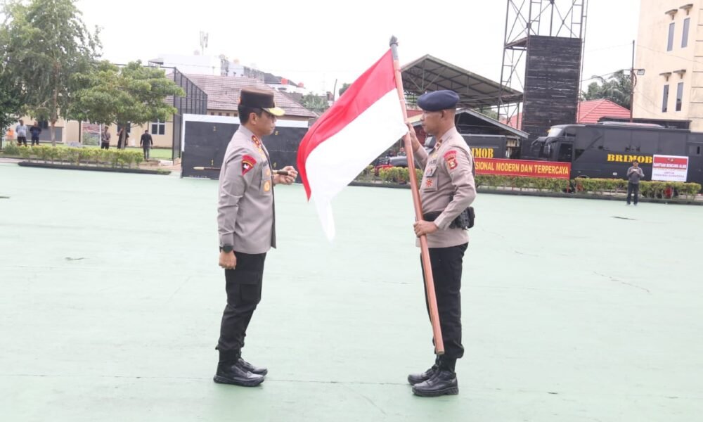 Polda Sumsel Berangkatkan 100 Personel Brimob Bantu Penanganan Pasca Bencana di Aceh Kapolda Sumsel Irjen Pol Andi Rian R Djajadi memimpin upacara pelepasan 100 personel Satbrimob Polda Sumsel di Makosat Brimob, Jumat (26/12/2025).