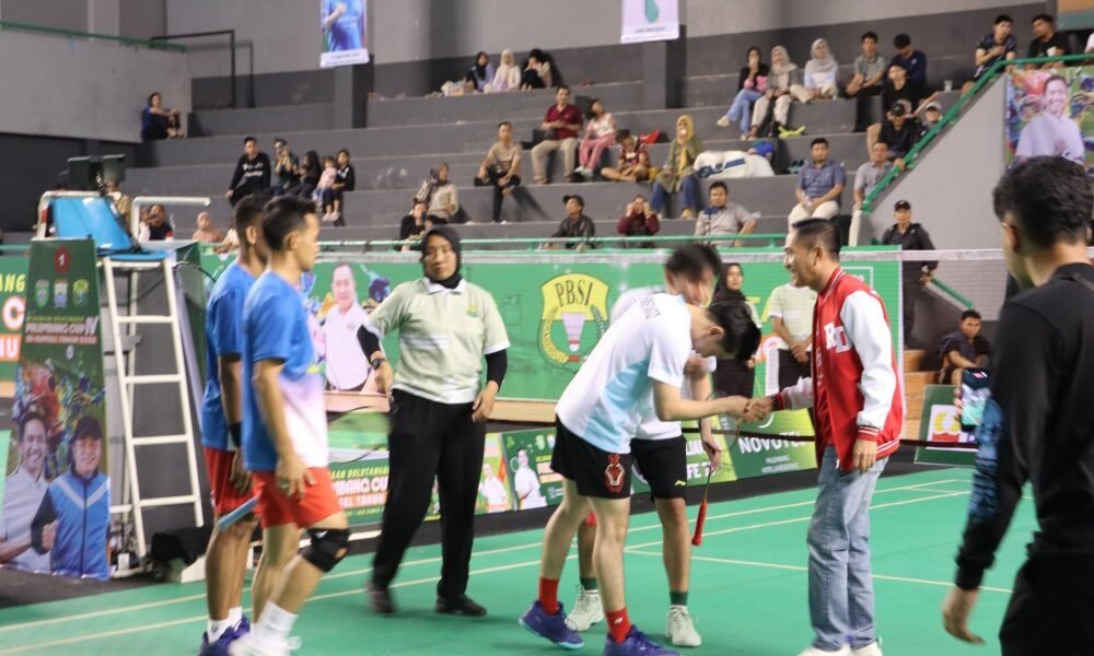 Kejuaraan Bulu Tangkis Palembang Cup IV 2025 Resmi Ditutup, Diikuti 703 Atlet se-Sumsel Wali Kota Palembang Drs. Ratu Dewa secara resmi menutup Kejuaraan Bulu Tangkis Palembang Cup IV 2025 di GOR Dempo, Jakabaring Sport City, Minggu (28/12/2025).