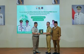 BPN Kota Palembang Serahkan 30 Sertifikat Elektronik Aset Daerah ke Pemkot Palembang Walikota Palembang Ratu Dewa didampingi Wakil Walikota Prima Salam menerima 30 Sertifikat Elektronik Aset Barang Milik Daerah dari Kepala Kantor Pertanahan (BPN) Kota Palembang Zamili, A.Ptnh., S.H., M.H., di Rumah Dinas Walikota Palembang, Senin (29/12).