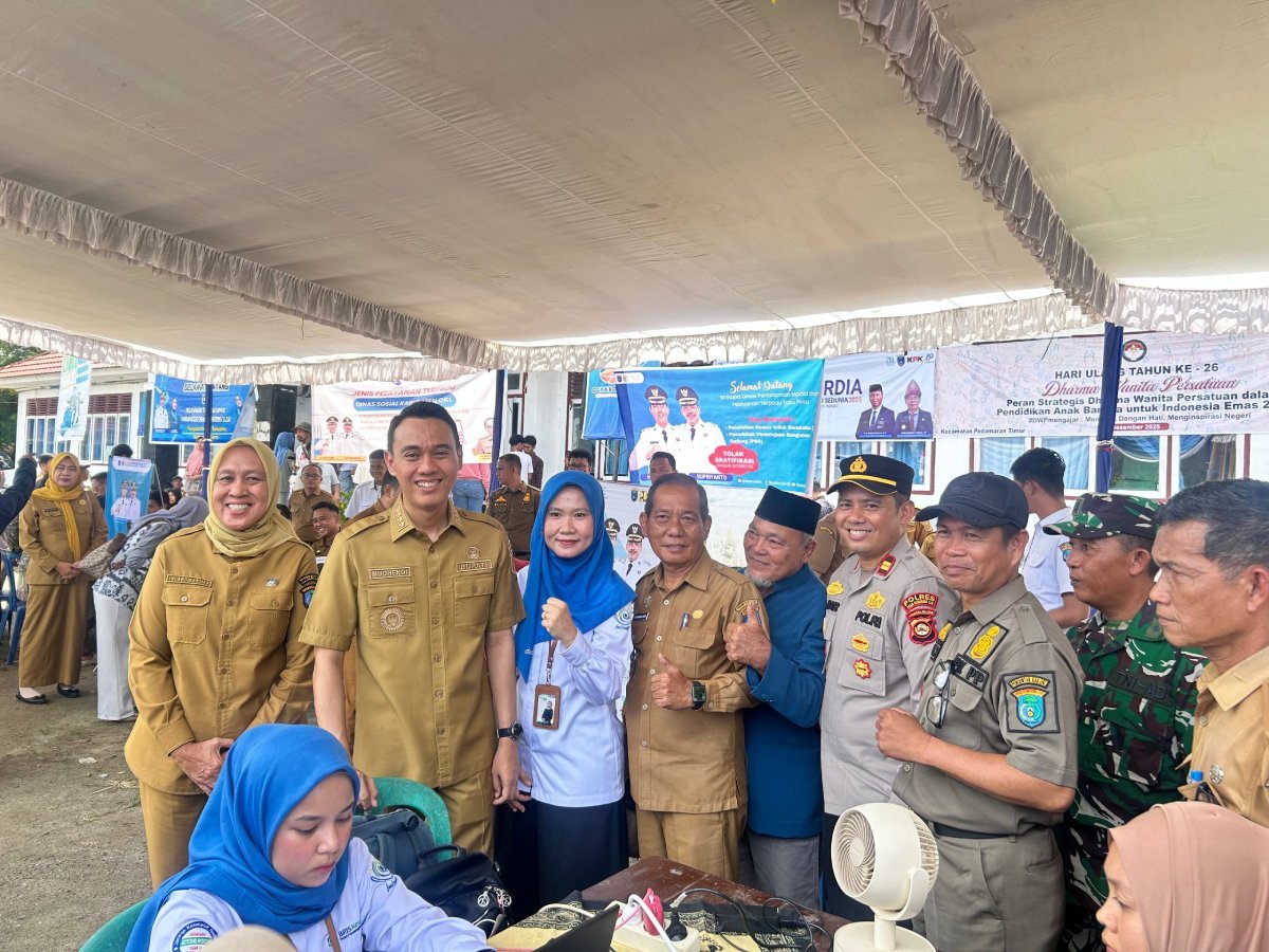 Bupati OKI Muchendi Mahzareki bersama jajaran BPJS Kesehatan dan pemerintah kecamatan saat meninjau Pelayanan Terpadu BPJS Kesehatan di Kecamatan Pedamaran Timur, sebagai upaya memastikan seluruh warga terlindungi JKN.