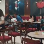Suasana malam di ChiliTom Cafe & Resto, destinasi kuliner baru di Citra Garden Serpong yang menyuguhkan menu western dan Nusantara dengan view persimpangan Dragon Park Pond.