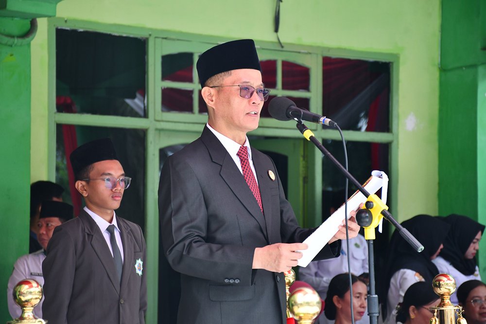 Peringati HAB ke-80, Kakanwil Kemenag Sumsel Tekankan Kerukunan dan Kedaulatan AI Syafitri Irwan membacakan sambutan Menteri Agama RI Nasaruddin Umar saat Upacara HAB ke-80 Kemenag di MAN 3 Palembang, menekankan pentingnya kerukunan umat dan kedaulatan AI.