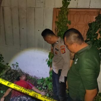 Petugas kepolisian saat melakukan olah tempat kejadian perkara (TKP) di pekarangan rumah kosong di Jalan Putri Rambut Selako, Kelurahan Bukit Lama, Kecamatan Ilir Barat I Palembang, lokasi ditemukannya seorang pria paruh baya dalam kondisi meninggal dunia, Minggu (4/1/2026) malam.