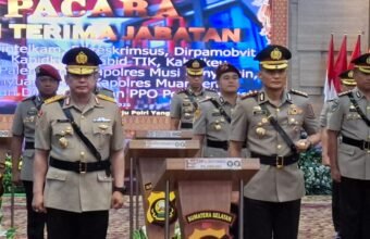 Resmi! Kapolrestabes Palembang Berganti, Kombes Pol Sonny Mahar Budi Gantikan Brigjen Harryo Kapolda Sumsel Irjen Pol Andi Rian Ryacudu Djajadi memimpin langsung serah terima jabatan dari Brigjen Pol Harryo Sugihhartono kepada Kombes Pol Sonny Mahar Budi.