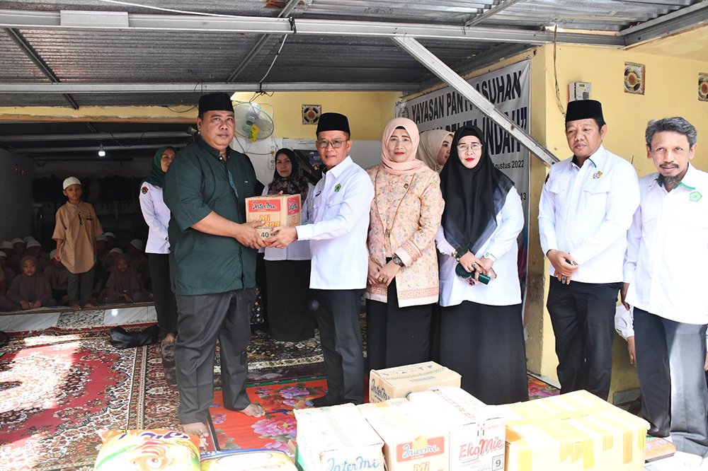 Kakanwil Kemenag Sumsel Syafitri Irwan didampingi Ketua DWP Emilia Syafitri Irwan menyerahkan bantuan sembako kepada anak-anak Panti Asuhan Anugerah Pelita Indah di Kota Palembang, Senin (05/01/2026).