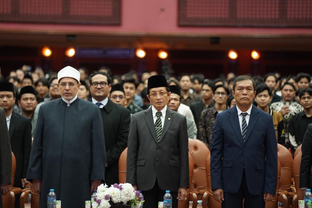 Menag Nasaruddin Umar: Merusak Lingkungan Berarti Menyimpang dari Hakikat Ibadah Menag Nasaruddin Umar menegaskan pentingnya menjaga lingkungan sebagai bagian dari tanggung jawab keagamaan saat berbicara di forum internasional Al-Azhar, Kairo.