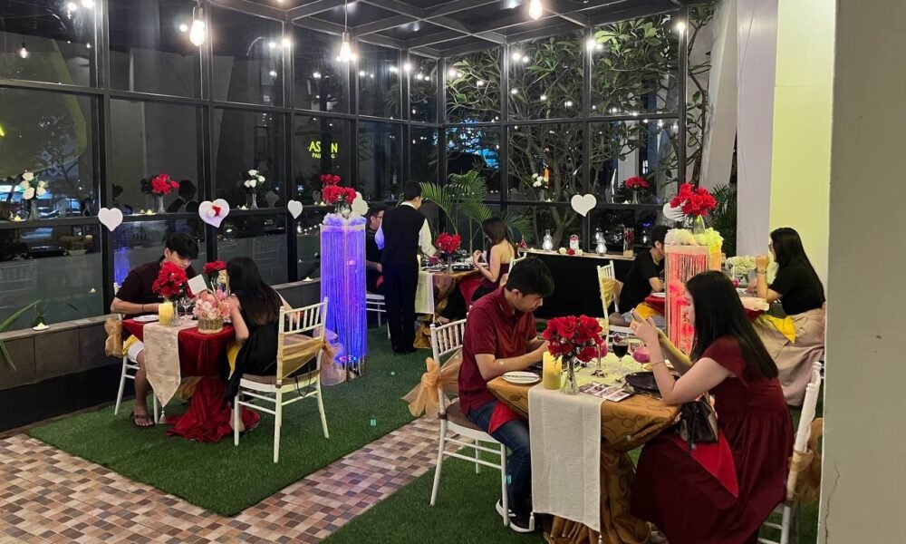 Rayakan Hari Valentine dengan suasana romantis, hidangan istimewa, dan alunan live music di ASTON Palembang, 14 Februari 2026.