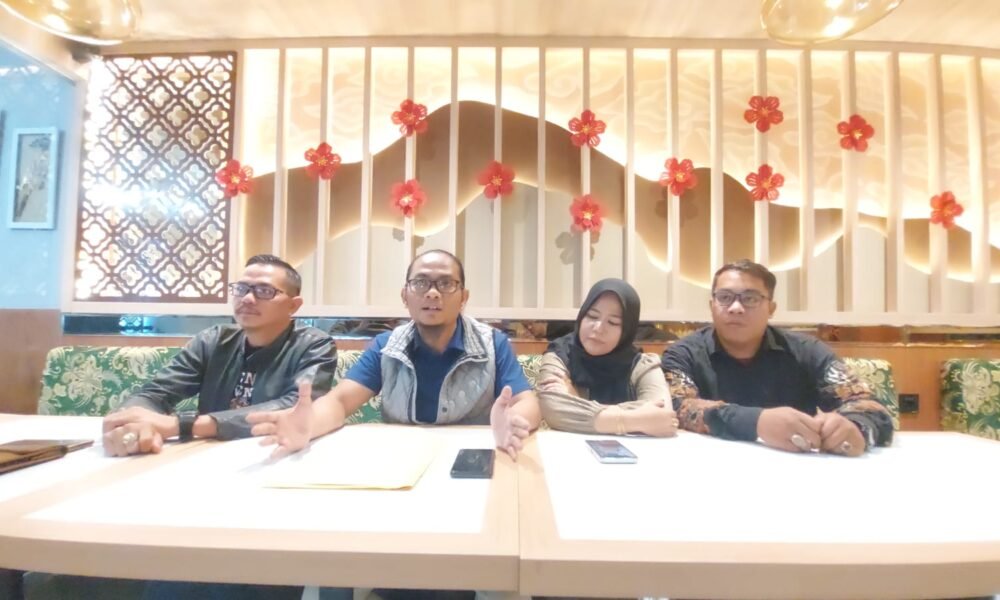 Direktur Jagok Law Office (JLO) Sumsel Prengky Adiatmo, SH, bersama tim kuasa hukum dan pelapor Epen Dalilah saat memberikan keterangan kepada awak media terkait perkembangan kasus dugaan Haji Furoda bodong PT SAJ.
