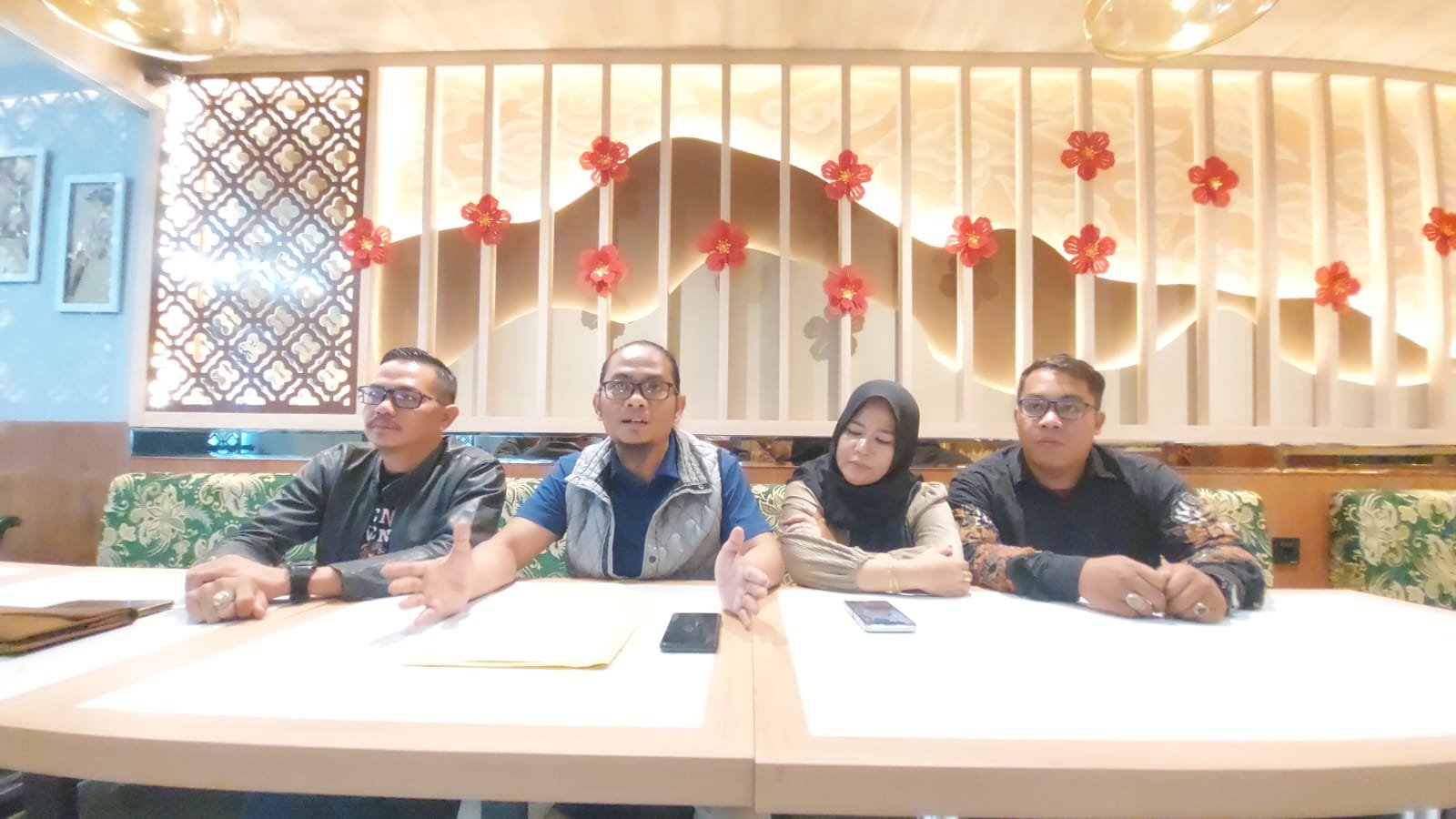 Polda Sumsel Tetapkan 3 Tersangka Kasus Dugaan Haji Furoda Bodong PT SAJ Direktur Jagok Law Office (JLO) Sumsel Prengky Adiatmo, SH, bersama tim kuasa hukum dan pelapor Epen Dalilah saat memberikan keterangan kepada awak media terkait perkembangan kasus dugaan Haji Furoda bodong PT SAJ.