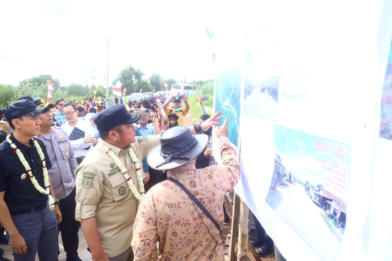 Gubernur Herman Deru Apresiasi Kualitas Pembangunan Jalan CSR PT OKI Pulp di Air Sugihan Gubernur Herman Deru Apresiasi Kualitas Pembangunan Jalan CSR PT OKI Pulp di Air Sugihan