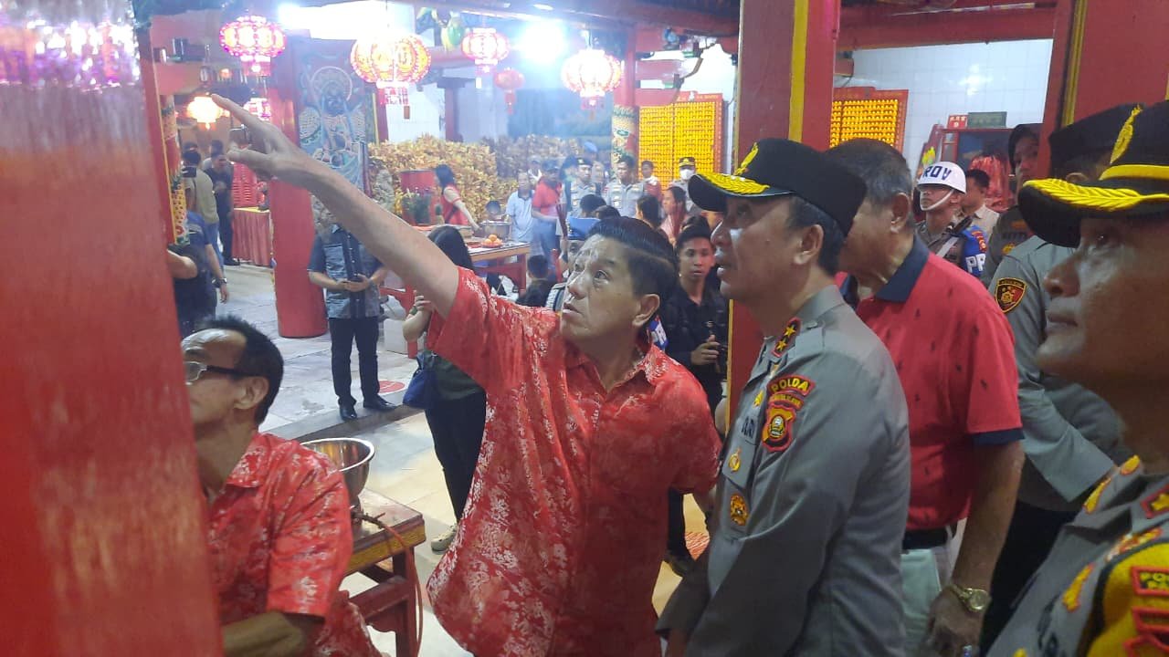 Kapolda Sumsel turun langsung mengecek pengamanan di klenteng guna memastikan umat Tionghoa dapat merayakan Imlek 2026 dengan aman dan nyaman.