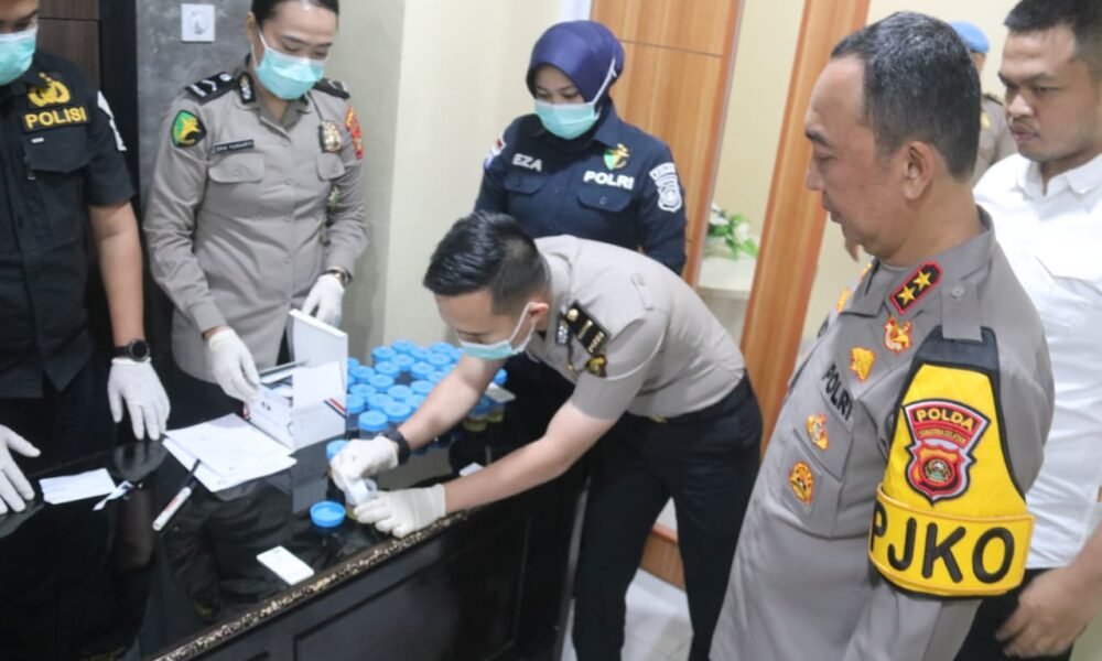 Kapolda Sumsel Pimpin Tes Urine Mendadak Pejabat Internal, Pastikan Integritas Personel Bebas Narkoba Kapolda Sumsel Pimpin Tes Urine Mendadak Massal Internal, Pastikan Integritas Personel Bebas Narkoba