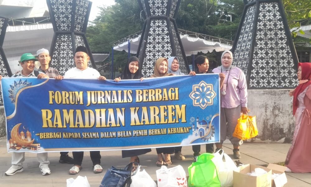 Manfaatkan Momen Ramadan, Forum Jurnalis Berbagi Bagikan Ratusan Takjil di Monpera Manfaatkan Momen Ramadan, Forum Jurnalis Berbagi Bagikan Ratusan Takjil di Monpera