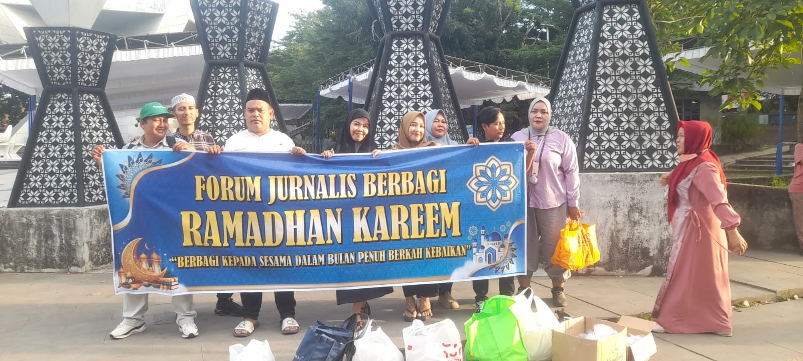 Manfaatkan Momen Ramadan, Forum Jurnalis Berbagi Bagikan Ratusan Takjil di Monpera Manfaatkan Momen Ramadan, Forum Jurnalis Berbagi Bagikan Ratusan Takjil di Monpera