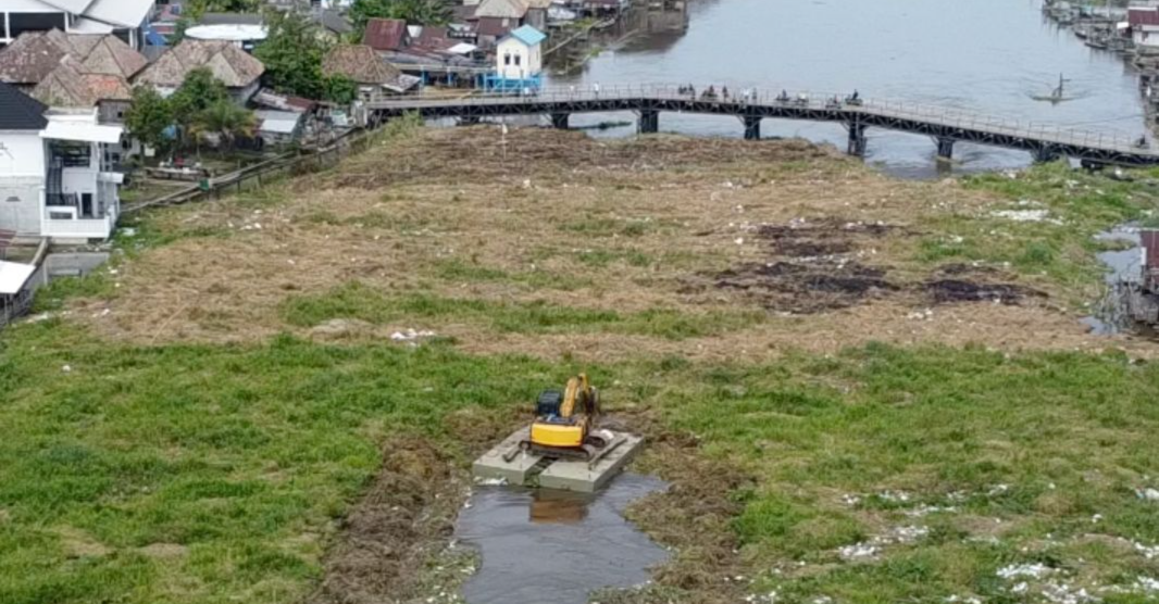 Turunkan Alat Berat, PUPR OKI Bersihkan Gulma di Jembatan Belanti