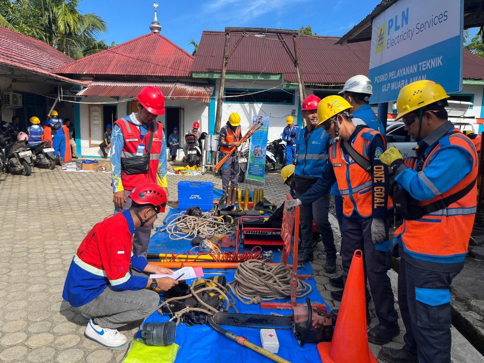 Perkuat Keandalan Listrik Selama Ramadan hingga Idulfitri, PLN ULP Muara Aman Siagakan Puluhan Personel