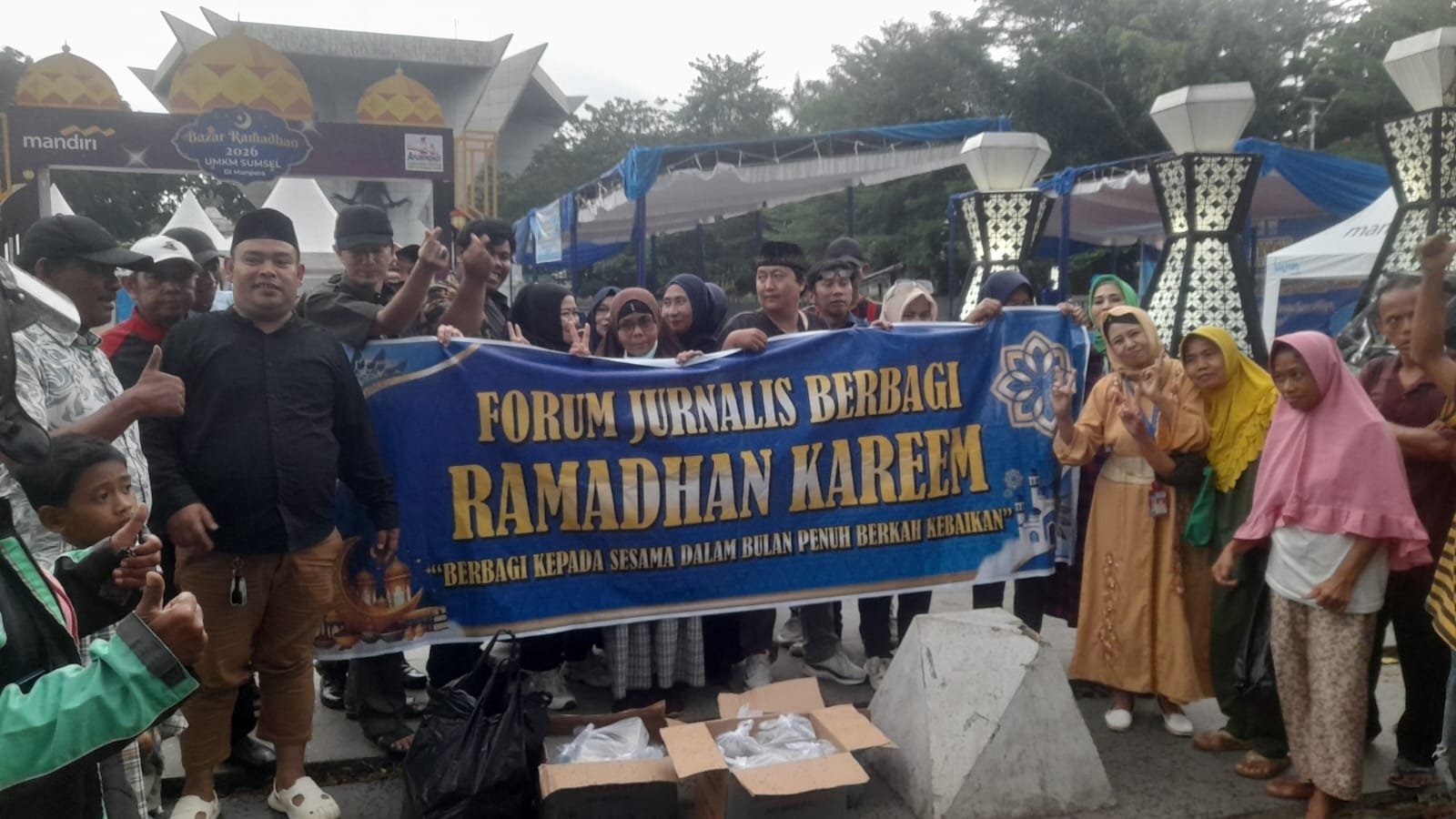 Diguyur Hujan, Forum Jurnalis Tetap Semangat Berbagi Takjil di Monpera Diguyur Hujan, Forum Jurnalis Tetap Semangat Berbagi Takjil di Monpera