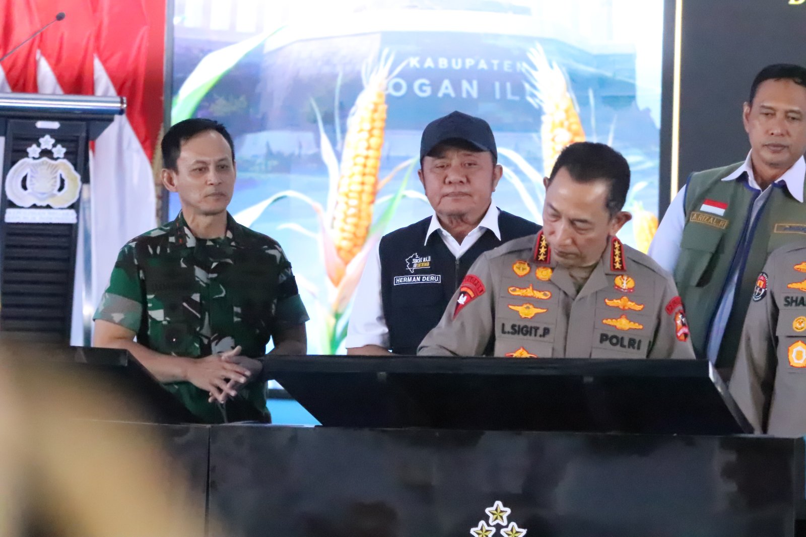 Perkuat Ketahanan Pangan, Pangdam II/Sriwijaya Dampingi Kapolri Taman Jagung Serentak di Ogan Ilir Perkuat Ketahanan Pangan, Pangdam II/Sriwijaya Dampingi Kapolri Taman Jagung Serentak di Ogan Ilir
