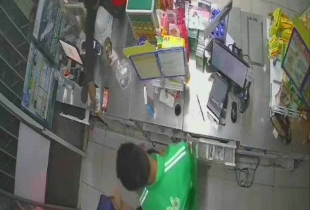 Pria Berjaket Ojol Rampok Indomaret di Palembang, 2 Karyawan Ditodong Senpi, Bawa Kabur Uang Pria Berjaket Ojol Rampok Indomaret di Palembang, Karyawan Ditodong Senpi, Bawa Kabur Uang